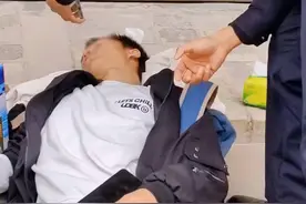 小伙体验"苗家十二道拦门酒"，一口闷后被"放倒"路边，朋友和警察抬他回家图片