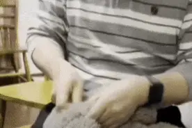 外科医生爸爸在家干针线活！手速快出幻影！网友评论笑翻~图片