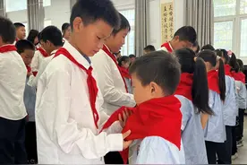 这群孩子戴上红领巾，开启人生新篇章图片