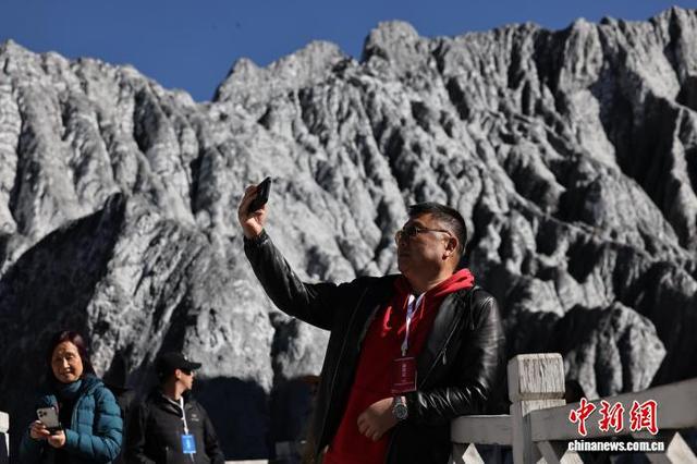 四川道孚：海外华媒代表探秘有“异域星球”之称的墨石公园