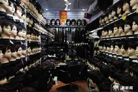 从一百多到上千元！假发产品差价大，年轻人更钟爱假发片图片
