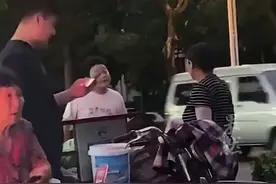 男孩买到烂瓜找摊主赔钱，“事实摆在眼前还在狡辩什么”，最终男孩获赔10元图片