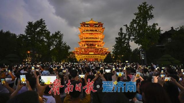 璀璨瞬间！超然楼亮灯“超燃”时刻 暑期打卡热度不减 | 一年四季 泉在济南