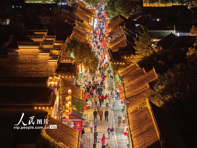 江苏扬州：“夜经济”点亮古街