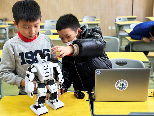 西安经开第一小学获评“青少年人工智能核心素养测评共建示范校”