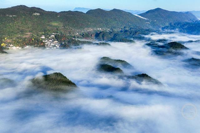 云雾为墨 晨雾奇观引人沉醉