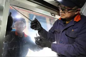 火车头的风挡玻璃坏了，怎么办？“机车医生”这样修图片