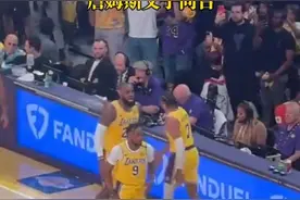 NBA历史首次父子同台瞬间！詹姆斯布朗尼揭幕战并肩作战图片