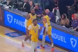 NBA历史首次父子同台瞬间！詹姆斯布朗尼揭幕战并肩作战图片