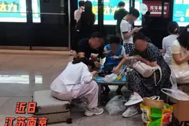 南京地铁站台多名乘客占座用餐引争议图片