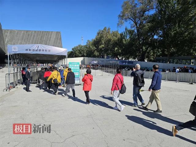探访侵华日军第七三一部队罪证陈列馆:有云南游客特地前去献花参观