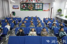 宣恩县四实小：学生午休开启“躺睡”模式图片