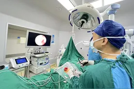 医生小孔里摘“核”解除腰腿痛，老伯竟送来一道“大菜”图片