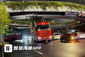 事发福州，一货车被卡西门兜人行天桥下！图片