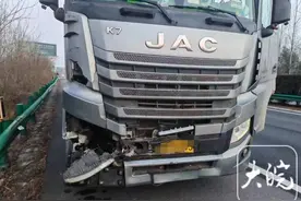 司机高速上疲劳驾驶 重型半挂车追尾轻型货车图片