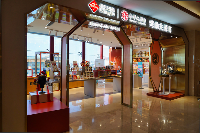 火出圈！王府井“空中戏院”成年轻人打卡新宠——