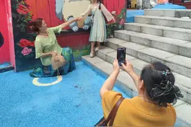 四川自贡“猫猫巷”走红：小巷画满各种憨态可掬的猫咪，成当地网红打卡地图片