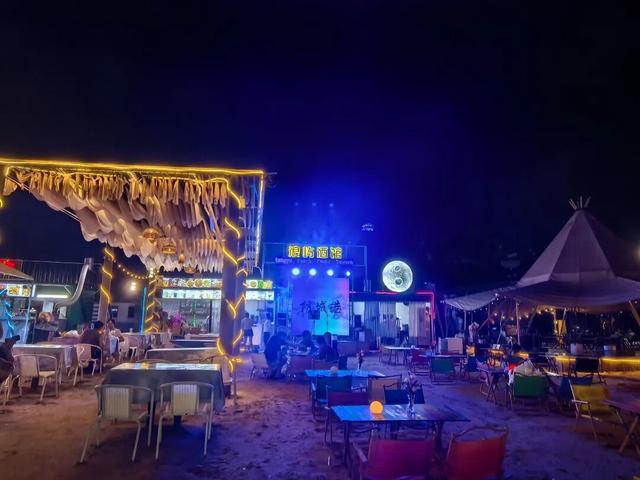 从夕阳西沉到夜幕降临，海风正把防城港这些沙滩酒吧的故事吹向你~