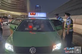 检查各类车辆670余辆次 南昌执法人员夜间整治出租车经营乱象图片
