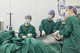 女子被送手术室，医生从她体内取出一堆又黄又粘的脓液 这种“放松”要谨慎！图片