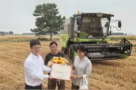 “00后”女机手麦田里获“青年岗位能手”称号图片