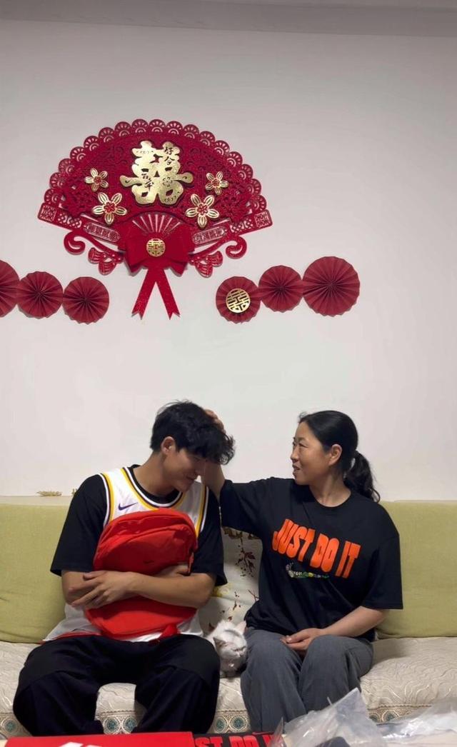 晒“妈妈牌”耐克书包男子获耐克礼物