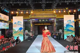 “旗”蕴故都 百年老北市秀旗袍之美图片
