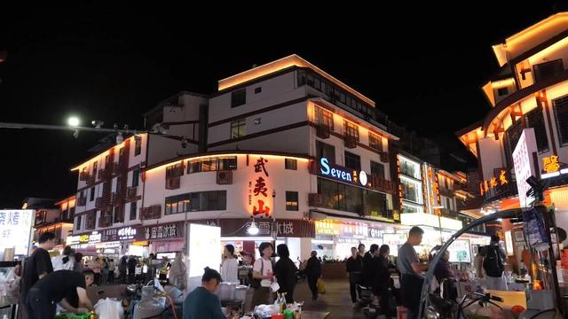 一城一特色焕新文旅 夜经济激活消费新引擎