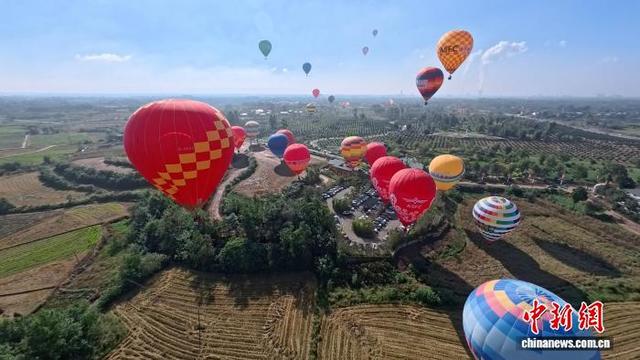 成都金堂：热气球“逃离”地平线 打造文旅立体风景线