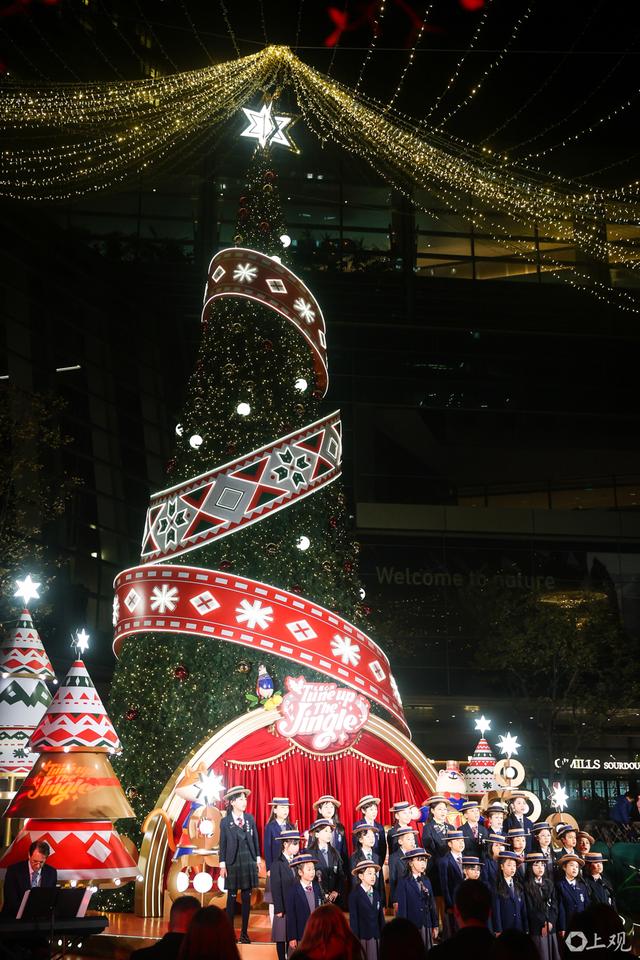 20米高精灵装置旋动申城，冬日消费市场的“暖色调”