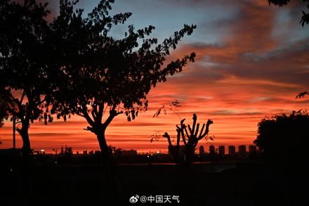 台风来袭前绝美晚霞映海口