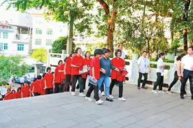 张桂梅连续14年送考图片