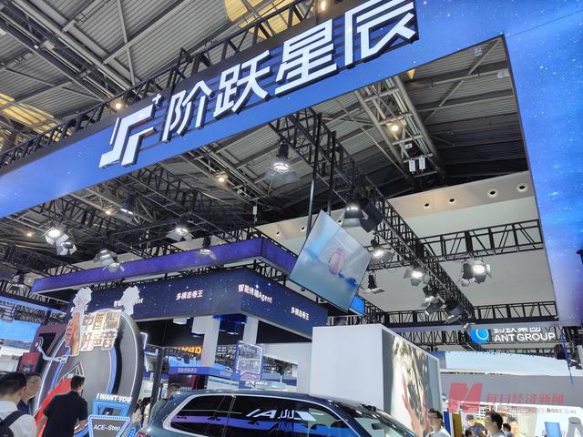 直击WAIC2025 | 首日探馆：大模型丰产下的共舞时代 具身智能与AI终端齐飞