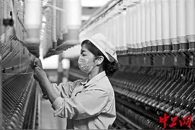 苗锦霞：游走在经纬之间的纺织女工图片