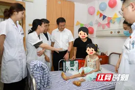 湖南中医附一医护人员为孤残儿童送上中秋祝福图片