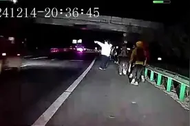 一场特殊的“高速徒步” 深夜里 交警倒退逆行护送的身影真温暖！图片