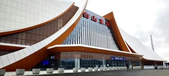 @吉林大学生，“双节”不知去哪玩儿？乘坐沈白高铁感受吉辽大地的“黄金动脉”