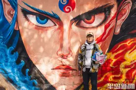 酷！灵珠魔丸“合体”，青岛壁画师在老城区打造哪吒主题壁画图片