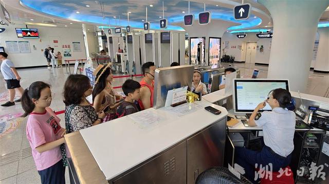 武汉空轨“低空飞行”热度持续攀升