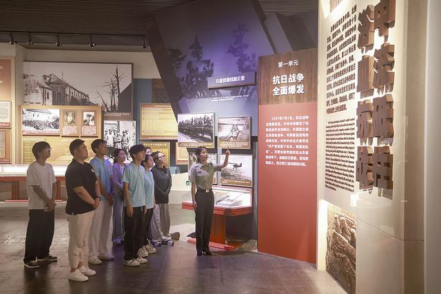 临沂：市民参观抗战纪念馆重温历史