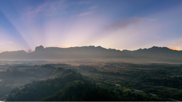 熟悉的风景里藏着最陌生的奇观，只待一次全新的回眸！江郎山景区惊现世上罕见自然大佛