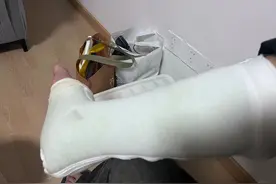 小伙健身房锻炼时不慎摔倒 时隔两月赔偿问题扯不清图片
