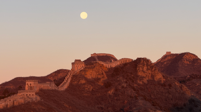 金山岭上，一轮明月照长城