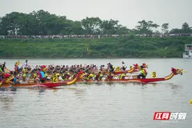 赛龙夺锦、力争上游！衡阳市第二届职工龙舟竞渡赛热闹开赛图片