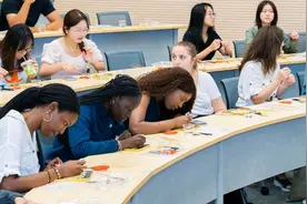 外国交换生在深圳大学体验中国传统文化图片