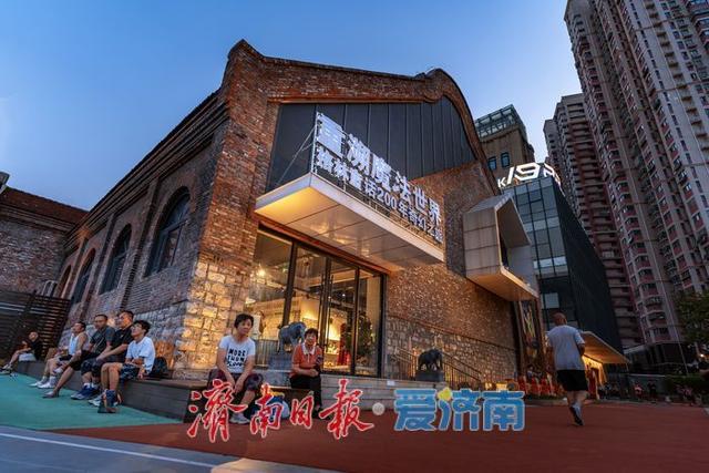 一年四季 泉在济南丨灯火如昼映新潮，济南1922电竞新媒体产业园展现夏夜新风尚