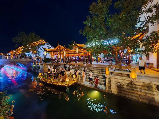 云梦：“狂人夏浪季”万人夜游祥云湾
