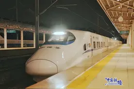 没有座椅，只有快递包裹 特殊动车组正在派件中图片