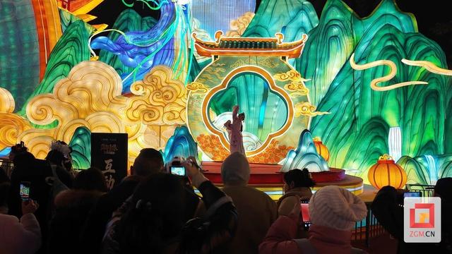 第32届自贡国际恐龙灯会盛大开幕 游客沉醉灯海直呼震撼