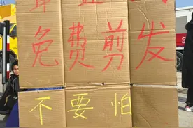 “我们温暖他们 他们也温暖我们” 河南濮阳小伙和聋哑妈妈在甘肃受灾群众安置点公益理发图片